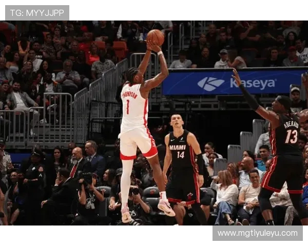 希罗挡拆后无球跑动拉开空间，较巴特勒更依赖外线